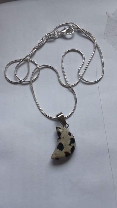 Fio de Prata com meia lua c om Jaspe Dálmata