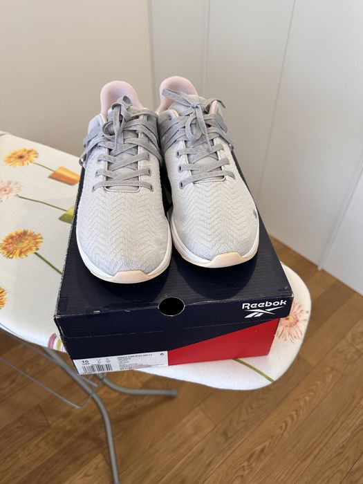 Продам женские кроссовки Reebok