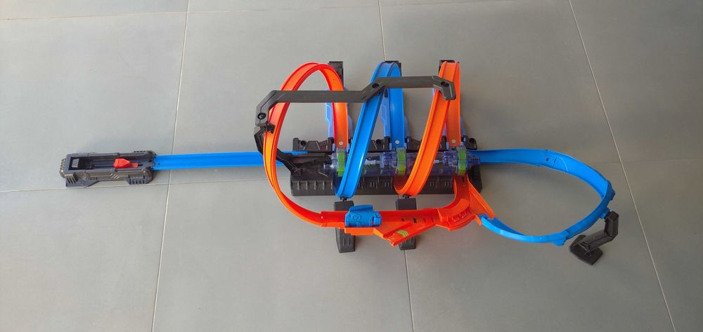 Pista Hot Wheels Triple Looping