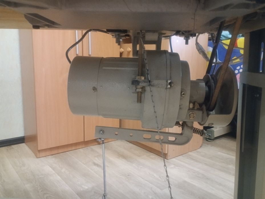 Продам оверлок на 220