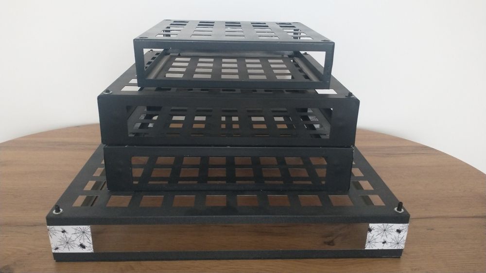 Metalowe stojaki na kliszòwki. Ptasznik. Terrarium