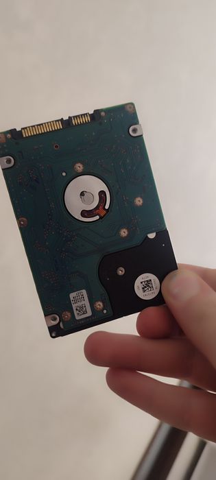Два жорстких диска від ноутбука HGST 1тб і 500 гіг