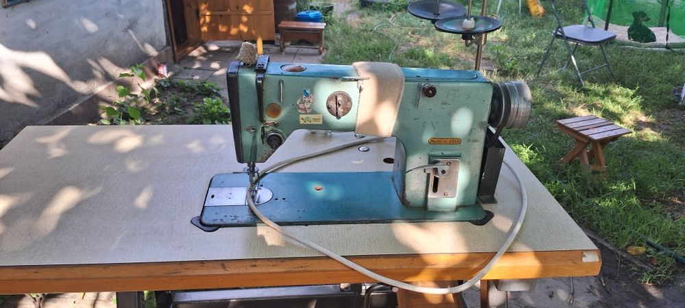 Професійна швейна машинка