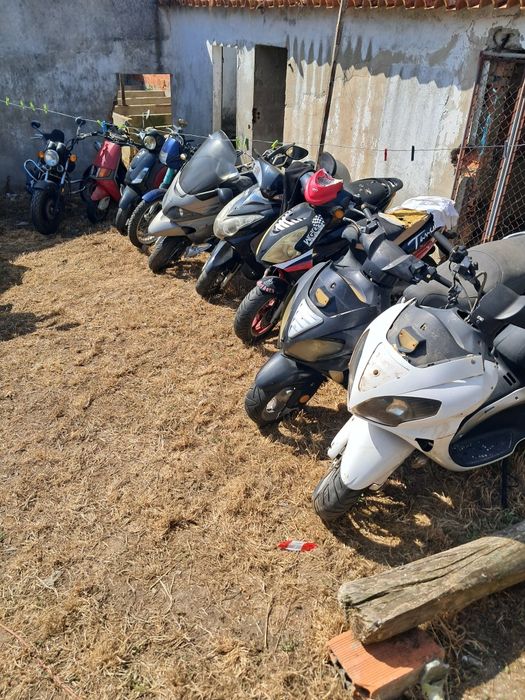Várias motas para peças