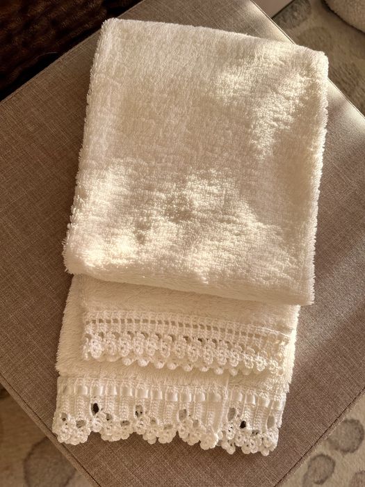 Toalha de rosto branca com crochet