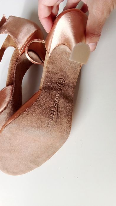 Sandálias novas para dança de salão