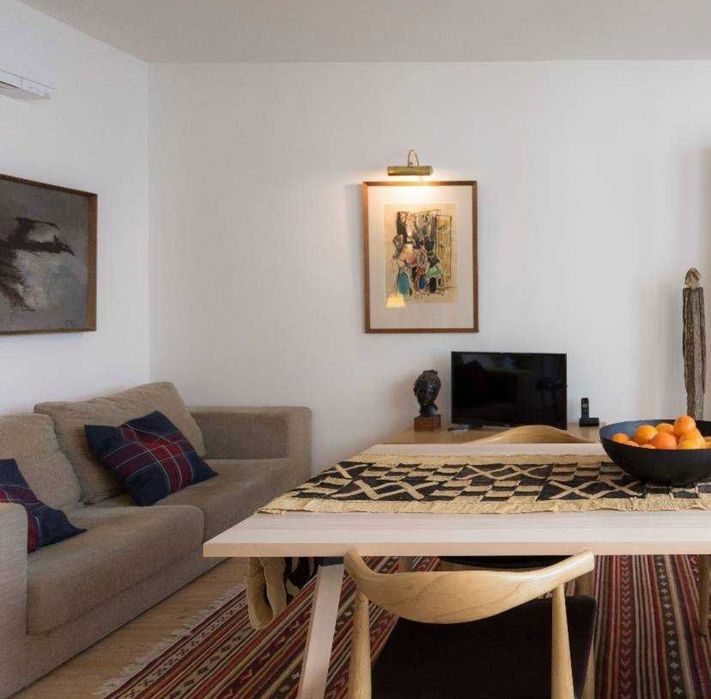 Mesa de sala de jantar , com tampo em carvalho .  Dimensões: 90x200 cm