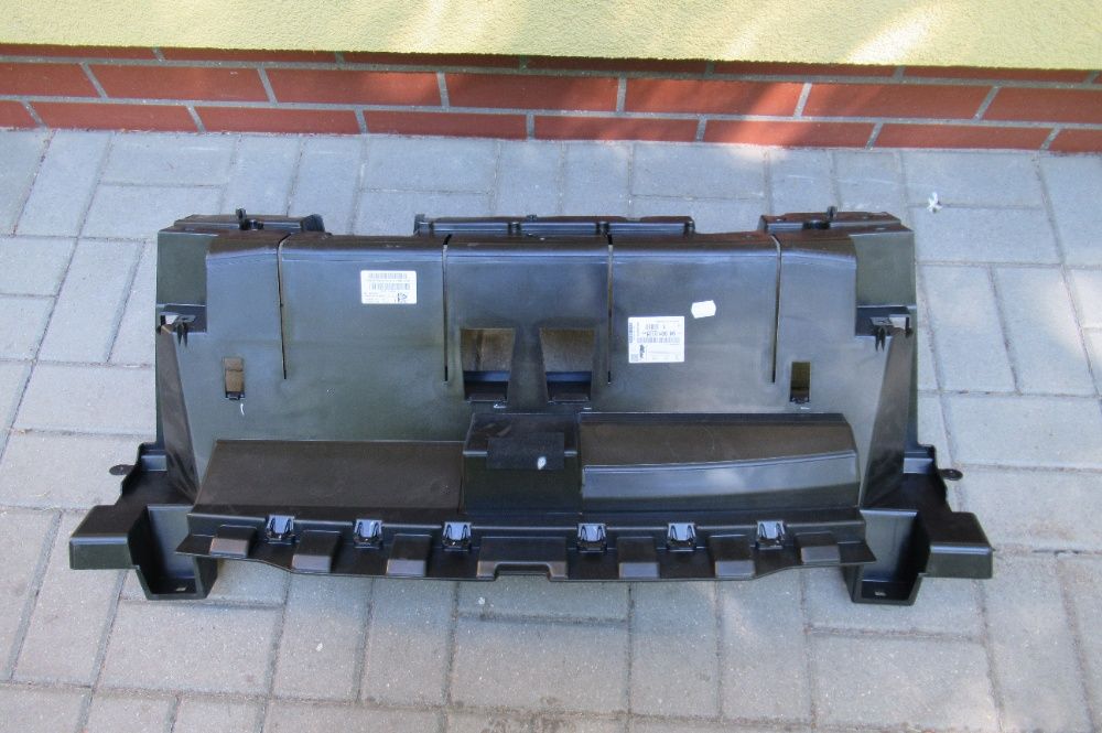 PEUGEOT PARTNER 2018 - wspornik atrapy