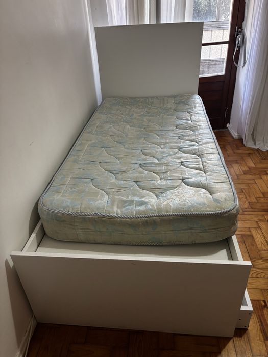 Cama de solteiro com gaveta