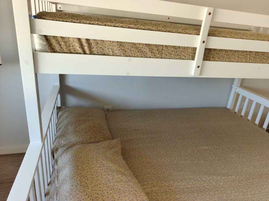 Beliche em Madeira Maciça (Cama Casal + Solteiro) + 2 Colchões | Como Novo
