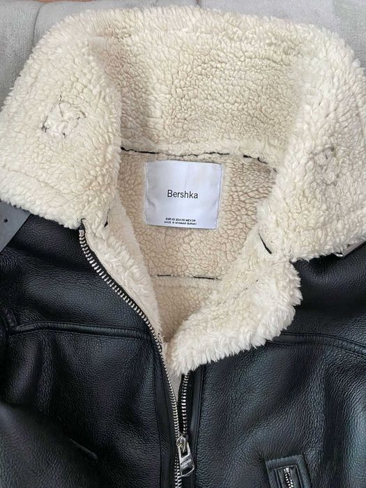 Blusão biker preto, cardado a pelo, da Bershka
