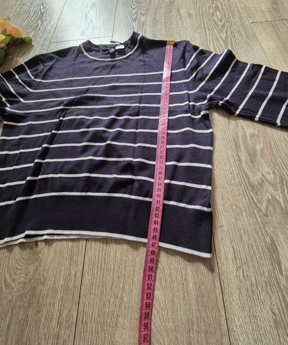 Granatowy sweter z wiskozy w paseczki