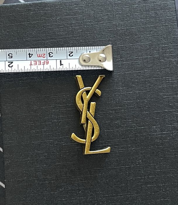 Брошка в стилі ysl