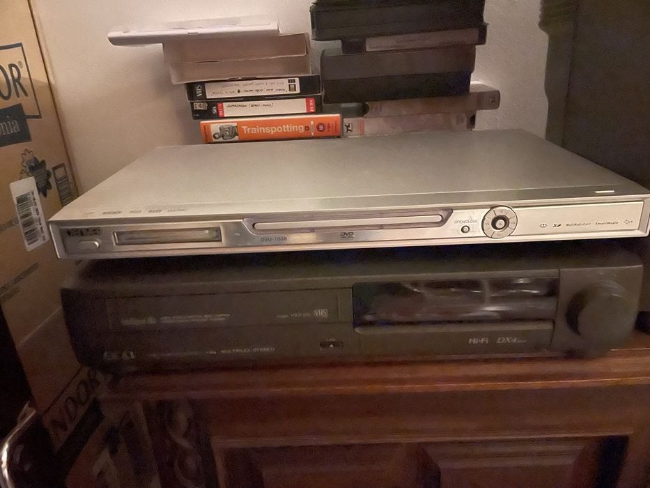 AKAY VS-F 510  para vhs e DENVER modelo DVU-1008 para dvd