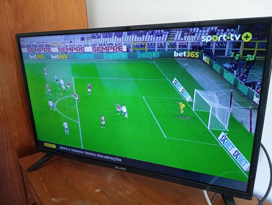 Televisão LED Silver 	73x43 cm  - 32 polegadas -Como nova !!