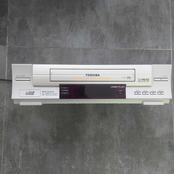 Відеомагнітофон Toshiba V-E38 (VHS, робочий)