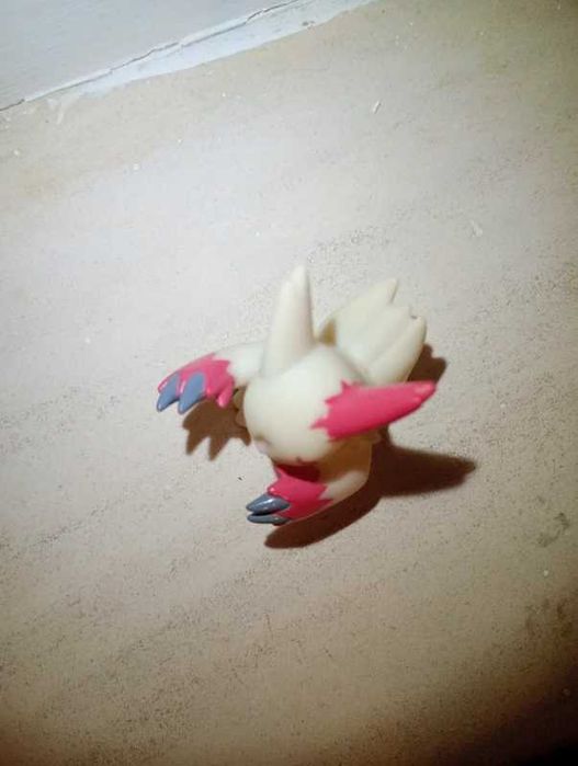 Pokémon finger puppet / brinquedo / figura pokémon Zangoose da bandai