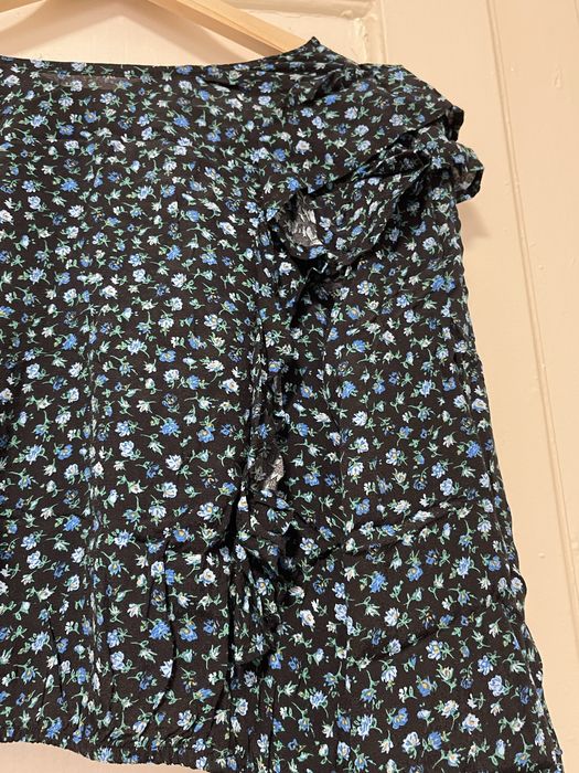 Укорочена блуза з воланами в дрібні квіти