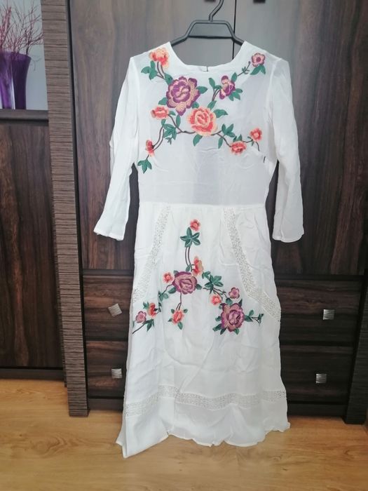 ASOS Biała śmietankowa sukienka haftowane kwiaty, koronka 40L
