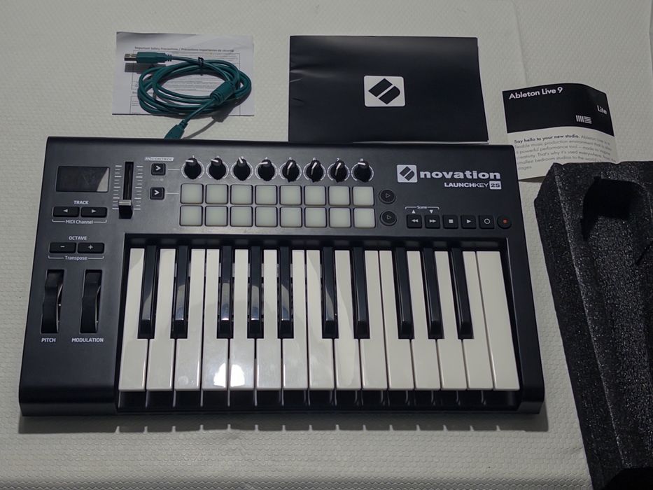 Launchkey 25 MK2 MIDI Keyboard64284945202562120