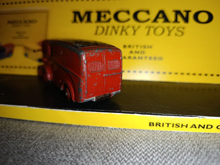 Miniatura Dinky Toys No. 260 Morris J. 1955