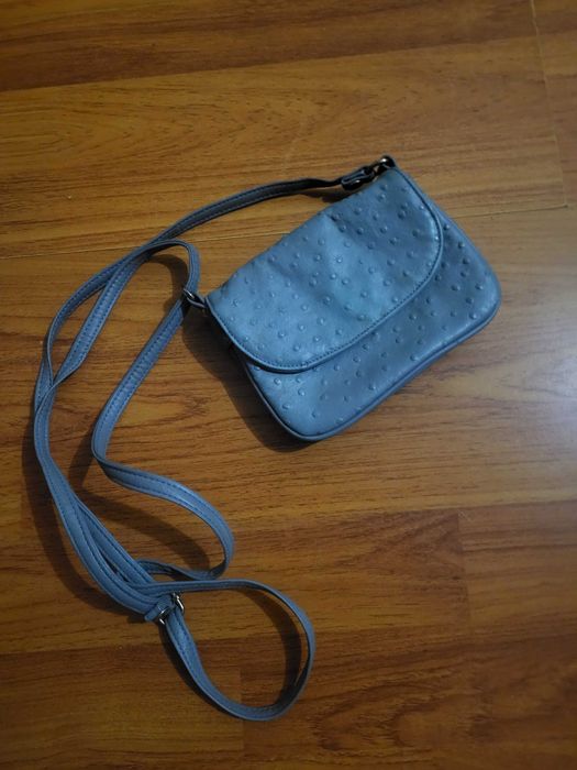 Маленька сіро-синя сумка-кросбоді з тисненням під страуса