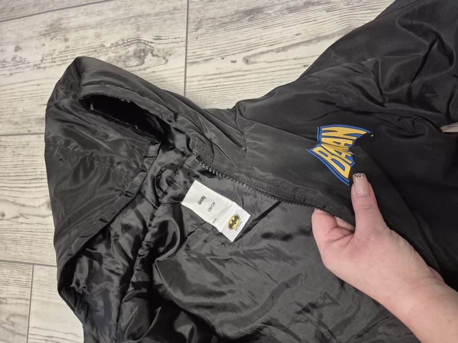 Czarna chłopięca kurtka Batman Sinsay 134