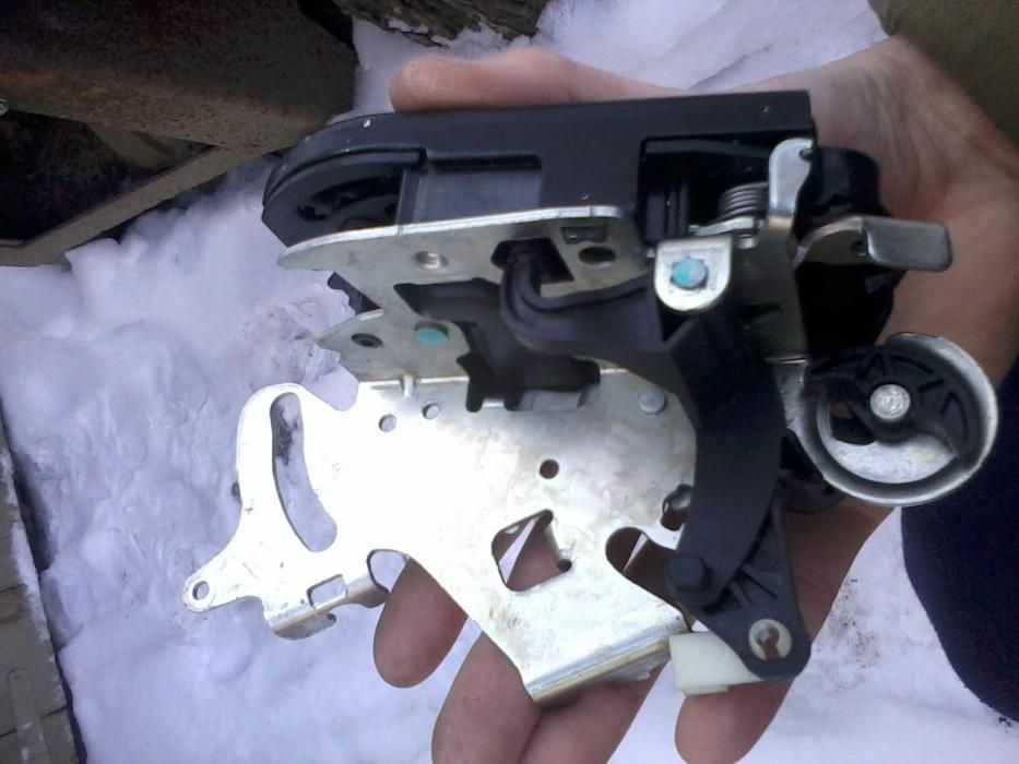 Продам недорого дверные замки мерседес вито виано оригинал.звоните.