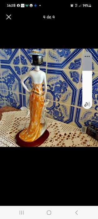 Estatuetas e pratos decorativos