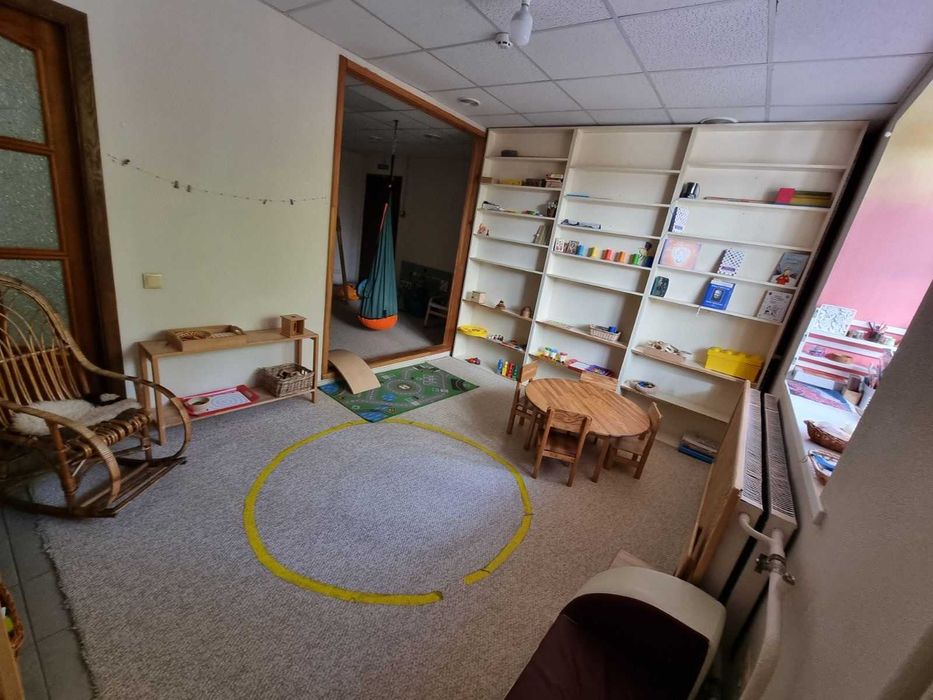 Комерційне приміщення в сучасному багатоповерховому будинку