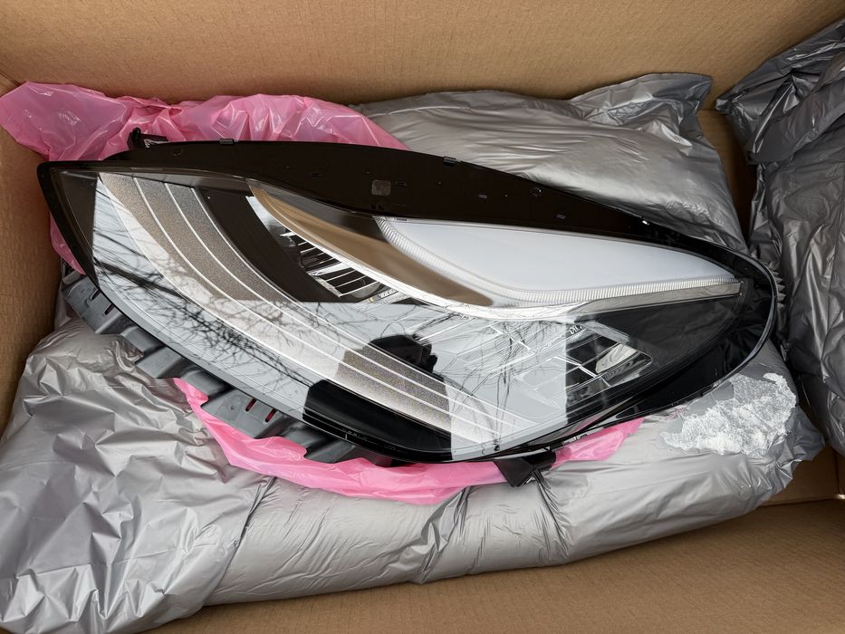 Ліва фара Tesla Y або 3