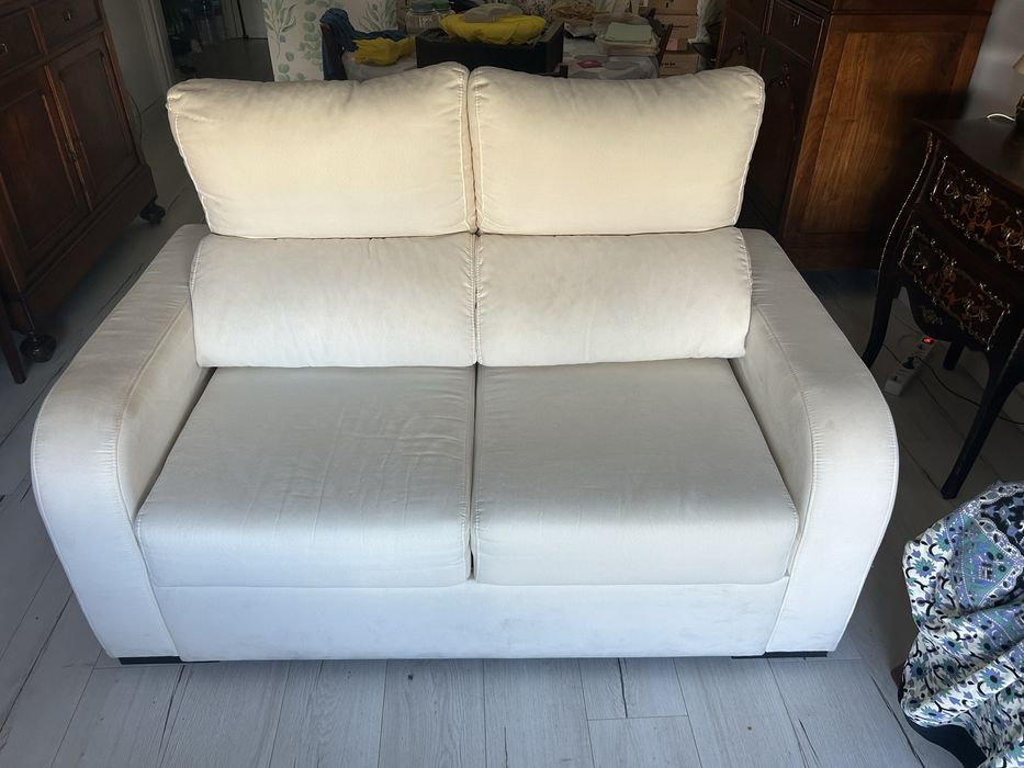 Sofá de dois lugares em cor branco marfim. Negociável