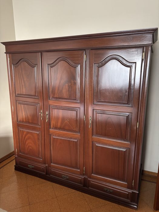 Roupeiro em madeira escura