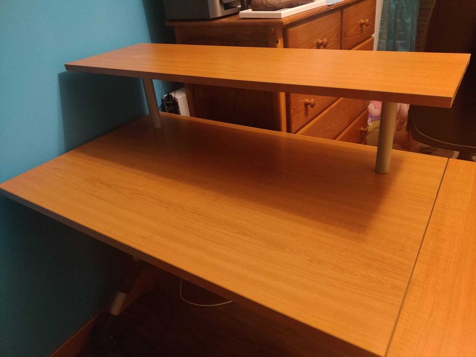 Secretária em L- Em madeira com pés de metal