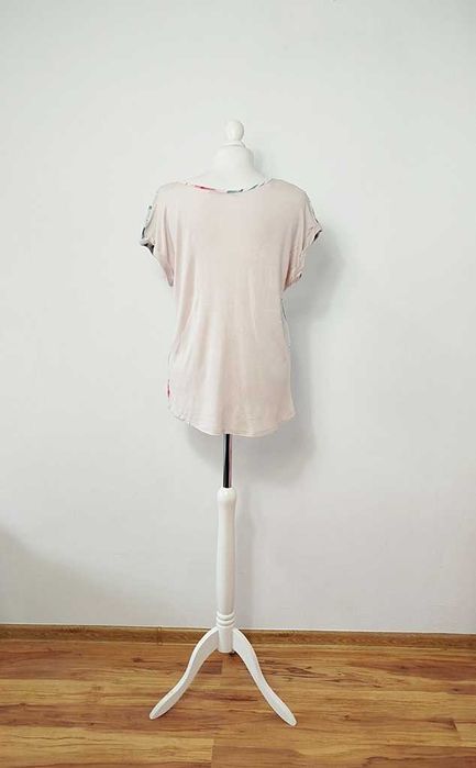 TU pudrowa bluzka z szyfonowym kwiatowym przodem cekiny