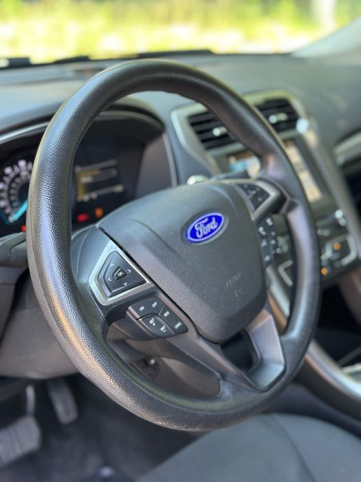 Ford Fusion SE.