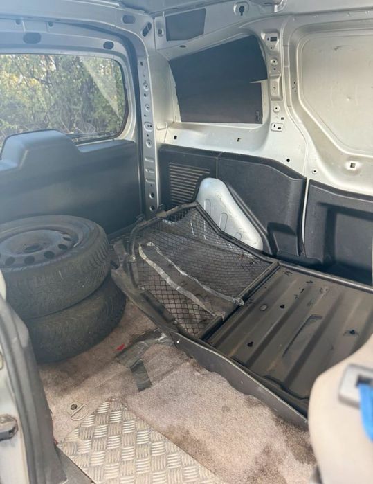 Peugeot Partner [L1H1]
1.6L [e-HDI] 90HP
• Automática 
• "FULL EXTRAS"