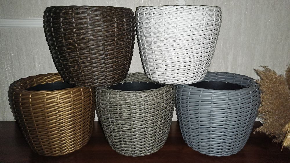 Кашпо з ротангу, від 250 до 500 грн.