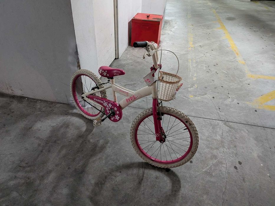 Bicicleta Rosa e Branca de Criança