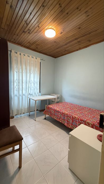 Arrenda-se quarto