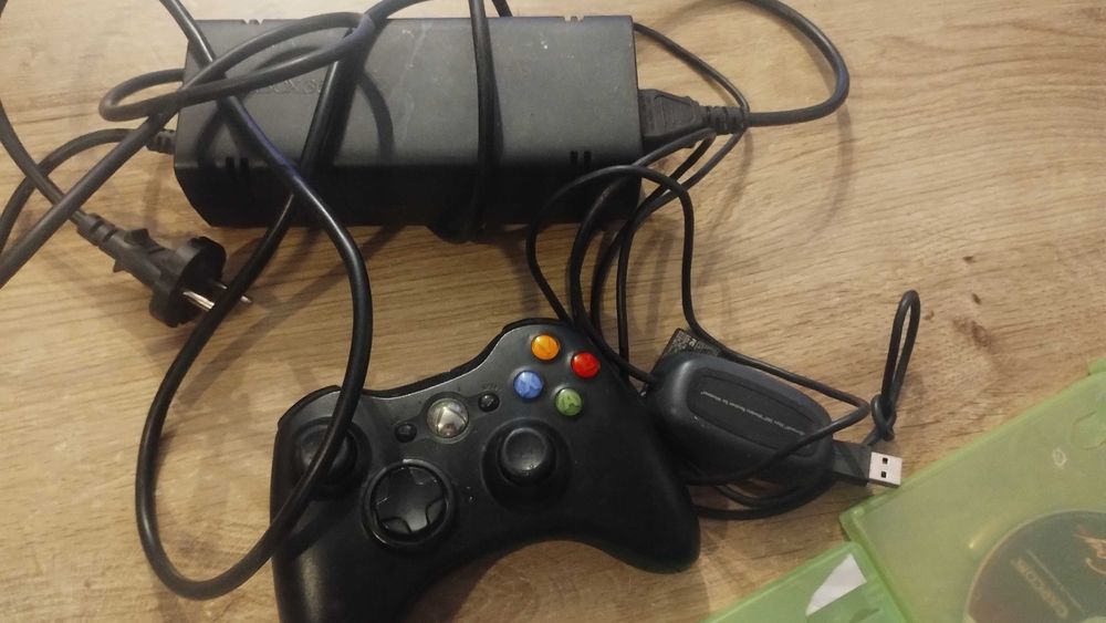 Konsola Xbox 360 + pad, adapter PC i 3 gry