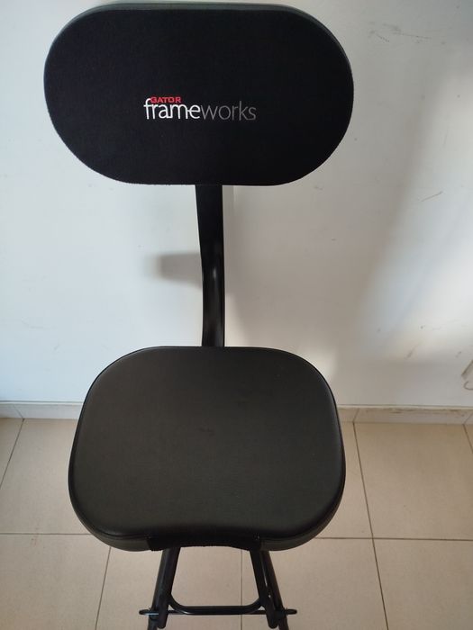 Banco de guitarrista  músical com apoio de viola .em estado igual novo