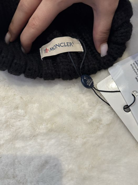 Шапка moncler жіноча вʼязана з натуральним хутром