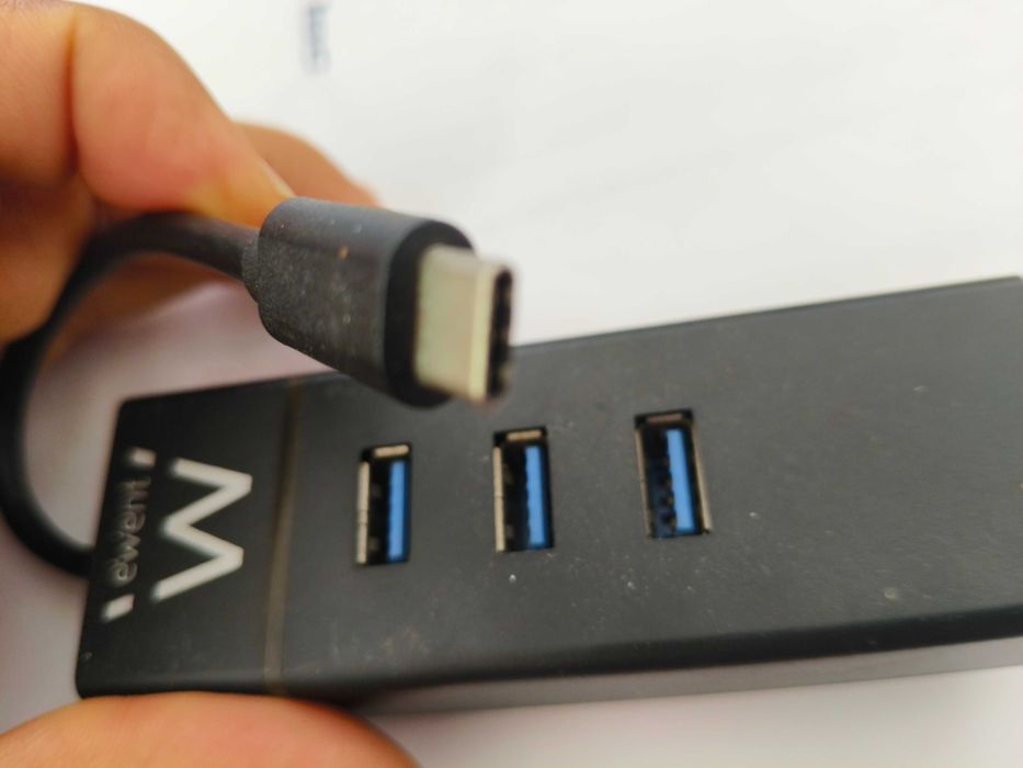 Hub USB-C novo com 3 portas USB e ligação à rede Ethernet