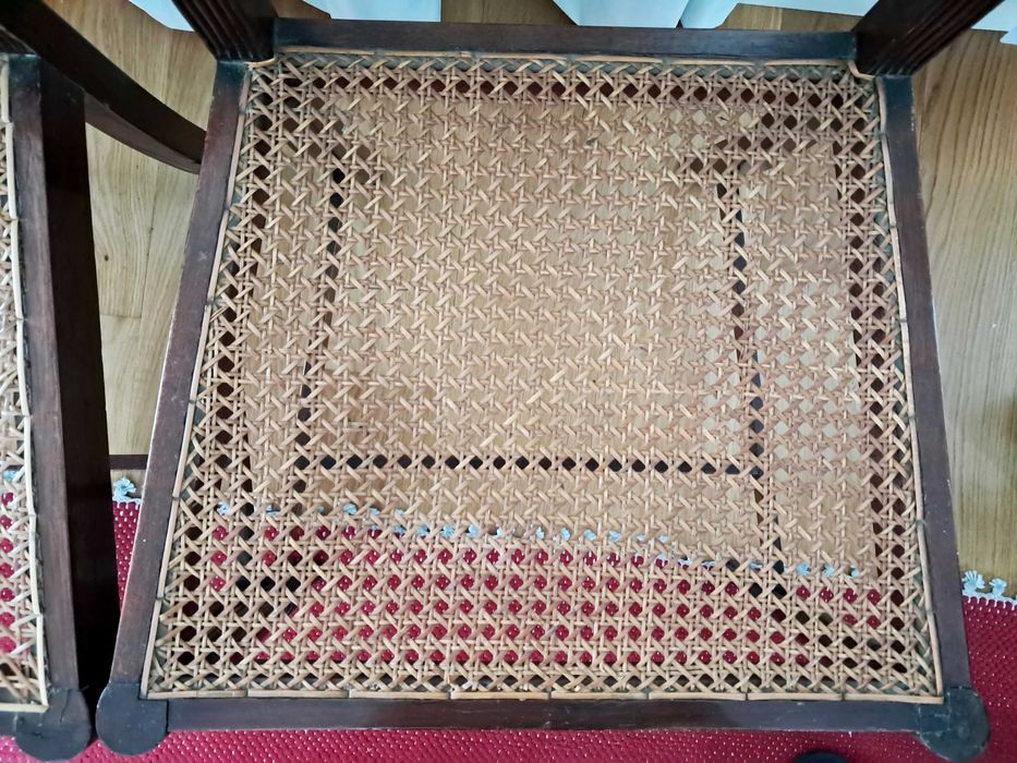 3 cadeiras de madeira trabalhada com assento de palhinha