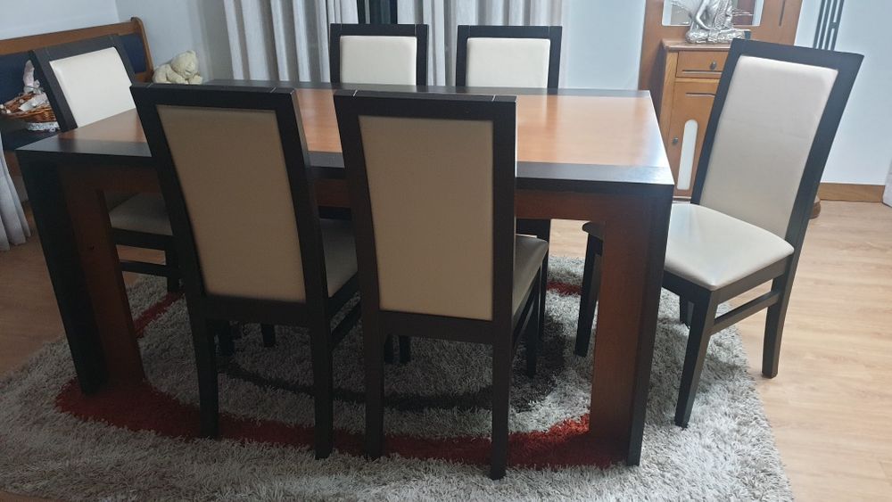 Vendo mesa e cadeiras