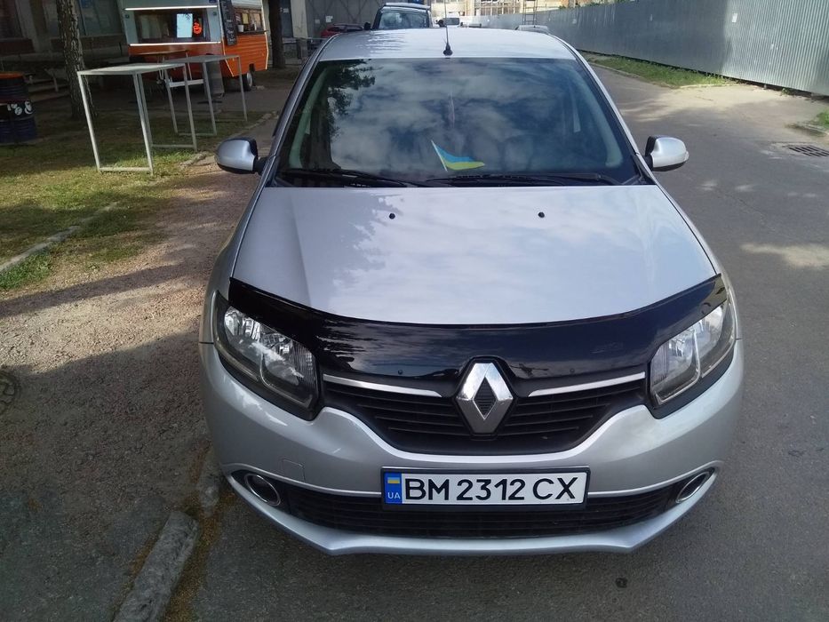 Рено Логан автомобиль
