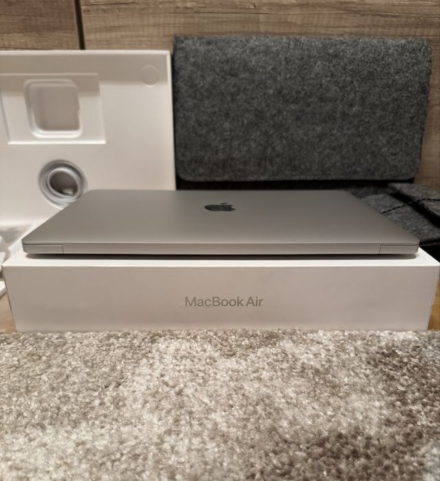 Macbook air 13 Intel 8/256 silver (як новий) 22 цикли