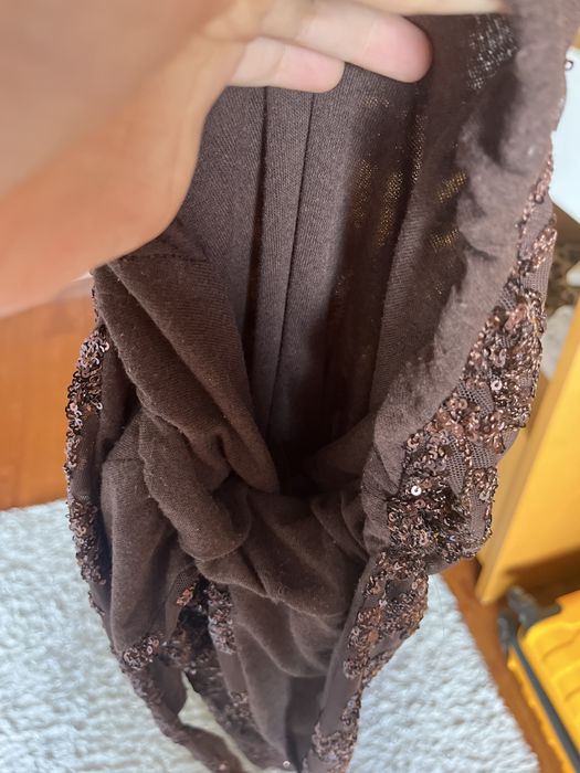 Vestido de gala castanho aberto nas costas