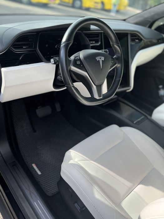 Продається автомобіль тесла Х